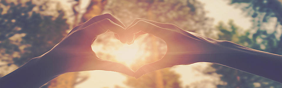 12.父爱就像一块用布条制成的网，看上去很粗糙，但孩子却安全地睡在里面。父亲的爱就像一缕阳光，可以带给孩子一生的温暖。