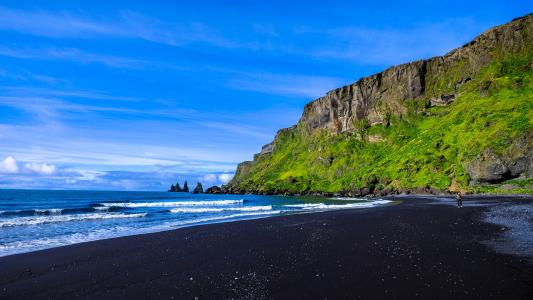 12.爷爷和妈妈听见女儿来了，出去帮郭将军；姐姐听到姐姐来了，照顾着红色的妆容。弟弟听到姐姐来了，对猪和羊磨刀。 （“花木兰”）