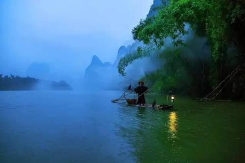 12.如果您是一片绿叶，那么家庭之爱就是为您提供源源不断的营养的分支。如果您是帆，家庭的爱意就是海风推动您前进直到胜利；