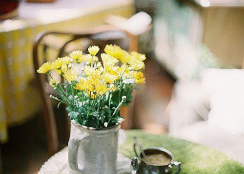 12.喝茶是一种心情，而品尝茶是一种精神状态。当我成真时，手里握着芬芳的茶，我的内心就变得如此简单，人们就像茶一样轻盈。