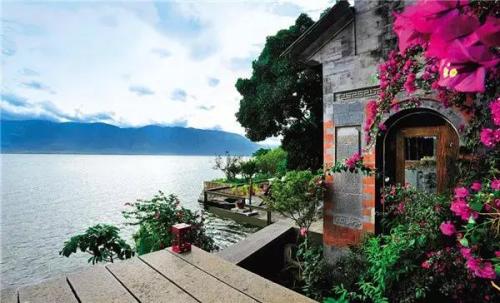 11.我正走在秋天远足的路上,一边唱歌一边欣赏沿途的风景。