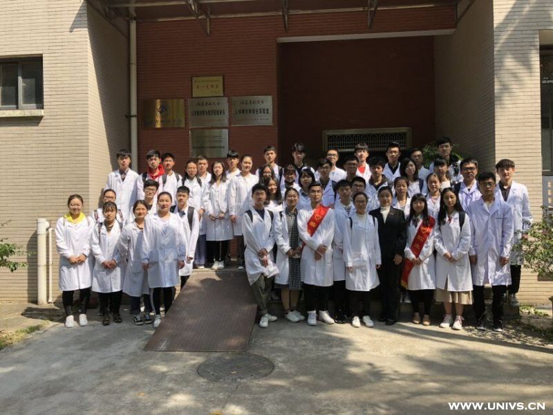 13.我们必须感谢不知疲倦地教我们的老师。