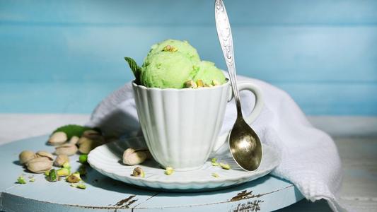 11.愿在未来微笑地谈论当今的所有困难和不幸。