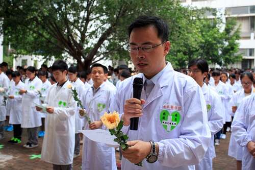 他们的关心和教导使我们一直被爱深深地包围和滋润,一直被爱温暖地照亮。