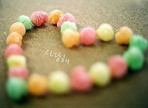 12.母爱就像深深的爱之海洋，以勇气拥抱所有河流，拥有数千年的永恒，并通过岩石滴水的力量。