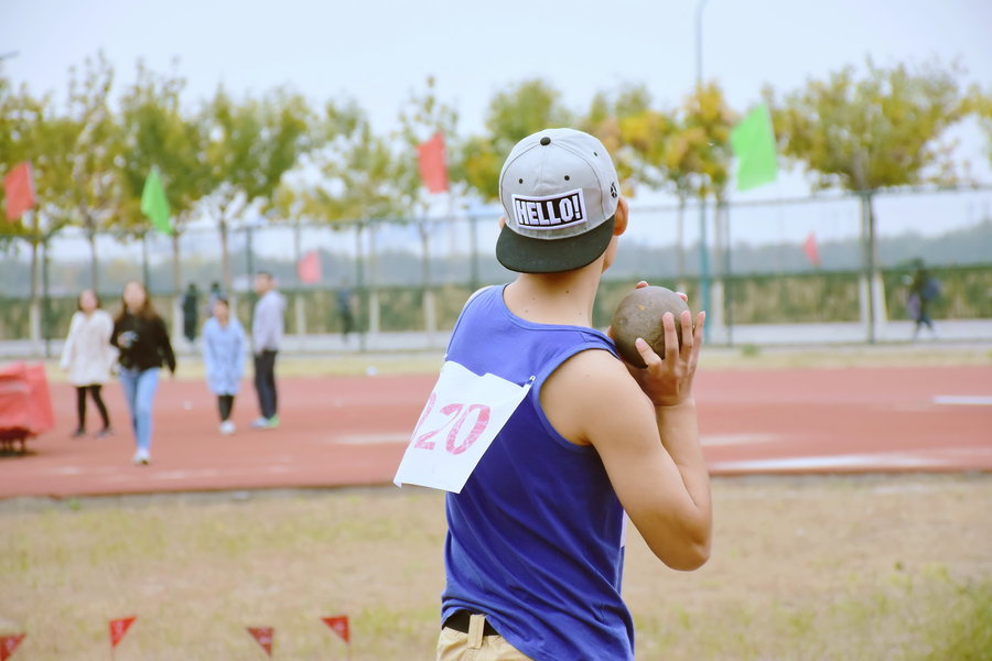 12.年×年×，老虎从山上出来，年×年×，势不可挡