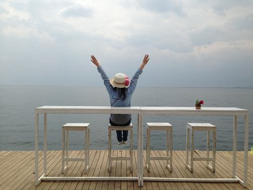 10.山，河，脚步是旅程；蓝天，白云，骄傲的升起；花草环绕，风景秀丽。面对大海，春天盛开。在别开生面的世界中旅行。中国旅游节，旅行时尚，祝您拥抱愉快！