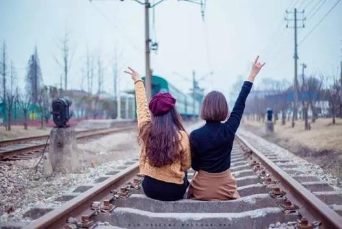 12.许多人认为独自旅行很无聊。但是我就像一个人。