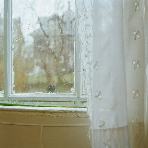 12.如果快乐,就变得可爱;如果不快乐,则要心胸开阔,并追随自己。