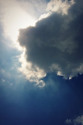 9.凉风，凉风伴随着秋雨；枫叶，当黄叶伴有晨霜时；寒冷的月亮充满阳光时，月亮像水一样凉爽。大雁飞向南方，当鸟儿飞向南方，当冬天的呼吸即将到来时，我热烈地发出一句话，天气很冷，注意自己的身体，请多保重！