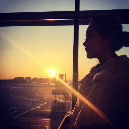 11.她是不朽的灯塔，永远照亮我一生的黑暗。她是一条永不停息的扁船，永远渡过我一生的渡船；她是一朵永远绽放的花朵，永久地开在我生命的花园中，我愿意用世界上最美丽，最温暖的词赞美你的感情！