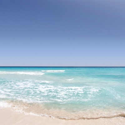 10.有一种叫女朋友的朋友，有一种亲密的姐妹般的感情，一种时刻关怀您的爱，一种节日是姐妹日，一种祝福是希望您能节日快乐。