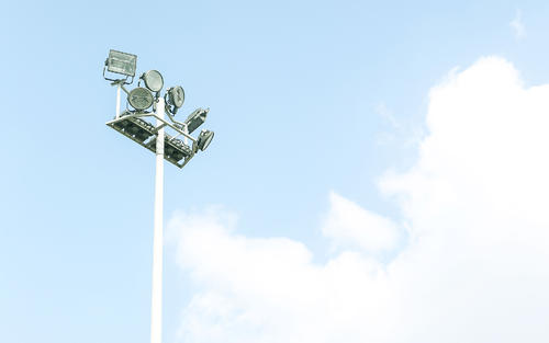 10.浓浓的乌云压着天空，刚才藏着猩红色的眼睛，仿佛它要倒下了，压抑着整个世界都是安静的。无动于衷的风猛烈地吹来，让人惊叹不已。柔弱的花朵和草已经摇摇欲坠。即将来临的是雨和雨！