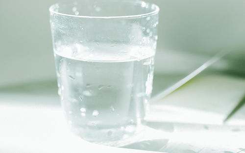 11.天空是灰色的，很冷。草低下了头，树枝弯曲扭曲了，抬起了头，发现有浓密的云。我没想到雨已悄然降下。