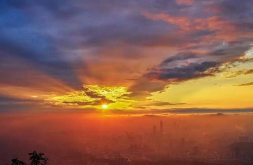 12.在美丽日落的倾斜位置，反射出半圈春雾。