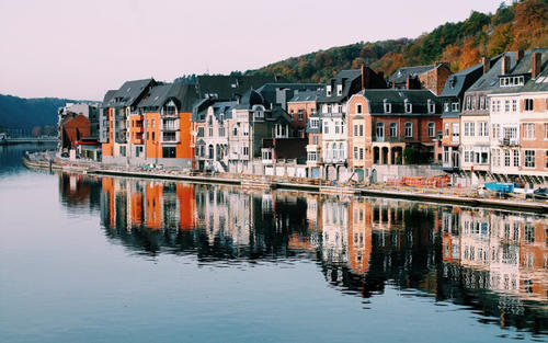 11.当您感到悲伤时，微弱的悲伤在您所爱的人所关心的眼睛中像轻烟一样升起，而不仅仅是悲伤会逐渐消失。