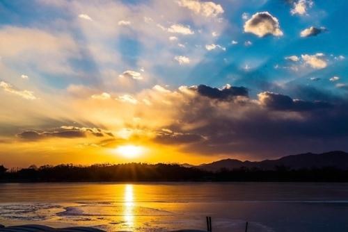 11.这条河在秋天的河岸上，不接夕阳。