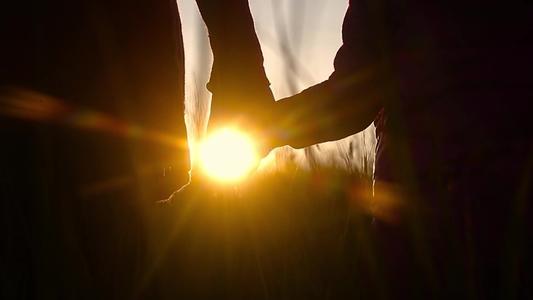 12.它使我远离世界的寂寞和痛苦是多么宝贵。