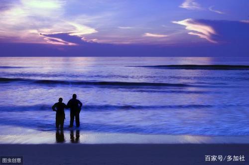 10.我仍然记得我听到一段话：男孩知道女孩要走了，离开后可能不会回来。有一天，男孩对女孩说：“很抱歉让你受了这么长的时间和这么多时间。”女孩哭着说：“说实话，我不后悔。如果上帝问我再回来一次，我仍然会选择这种方式，去认识你并爱上你。即使我哭了一次。”这个男孩听了之后哭了。向上。女孩第二天就离开了，打电话给男孩告诉他：别等，我不会再回来了，希望以后能找到更好的东西。 “在接下来的几天里，男孩哭了几天，喝了几晚酒。有一天他终于想通了。后悔没有打耳光是没有用的。后悔他不会珍惜它。在一起，你应该为什么资格感到难过？爱情中没有对与错，在一起时请珍惜，分居后，你甚至没有机会留下来。