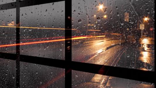 11.在下雨的夜晚,回忆被风吹拂,美丽被雨水吞没,一切都在漂移。窗外的夜空下着雨,滴落着悲伤。明天再问,谁能陪我等雨停下来。