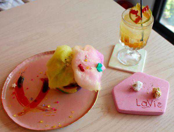 11.他在我小时候浸透的我的生活在茶碗里仍然很温暖，透彻的心情仍在告诉我他岁月的沧桑，但我已经忘记了，我已经忘记了，我来自哪里，而我却没有在他要去的桌子上和我说话。他不愿离开，去了我们都会去的天堂。