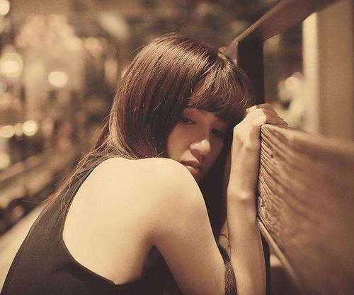 10.你问我我是否仍然爱他？我摇了摇头，不是因为我不爱他，而是不要问。