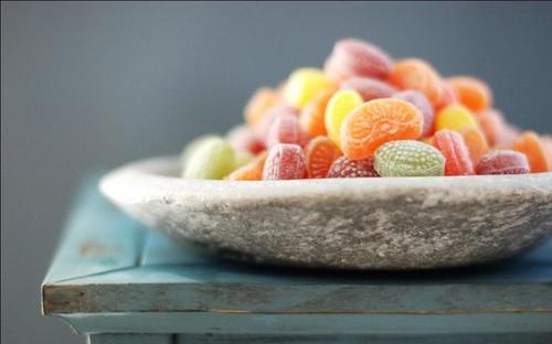 11.在生活中最无助的道路上，家庭感情是最持久的动力，给我们无私的帮助和依赖。在最寂寞的情感道路上，亲情是最真诚的陪伴，使我们感到无与伦比的温暖和舒适；在最无助的十字路口，亲情是引导我们成功实现目标的最明确的路标。