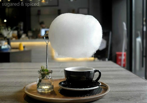 10.我祖父退休已经两年了。他的脸很瘦，脸上有一条鱼纹。他头顶的白发似乎戴着一顶毡帽。当我笑的时候，下巴被抬高了，因为我的嘴里不再有牙齿，嘴唇也深深地缩进去了。