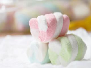 12.您不知疲倦，开心地微笑，带着青春的笑容，就像睡莲在夏日雨后静静地绽放，里面晶莹剔透的雨滴，怯而优雅地点头。