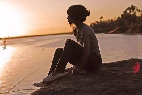 12，相思致谢，难以相处。悲伤的眼泪打破了大地，让我理解和大笑，感谢你的误解；清赛在白发情中牵手，感谢您的忠诚；陌生人在灾难中捐款，感谢兄弟会。感恩，让你的心体贴，让爱与爱，一起唱幸福与和谐的生活。