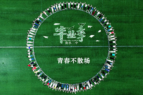 12.爱这个东西，每个男孩和女孩都想拥有。当他们变老时，心和脸都只会想到善良或悲伤。有多少人沉浸在她的身上，感觉这是一种温柔，是一种感情，幸福还是幸福？爱是美丽吗？跟过去说再见，似乎只有在这个寂寞的季节，决心和最后的机会就更少了，告别过去。