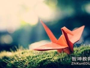 11.在蓝天上写问候，云是白色的；在晨曦中写下问候，阳光微笑；您会在文字中写上问候语。发送真实的情感，发送祝福，并祝朋友们一如既往的快乐。