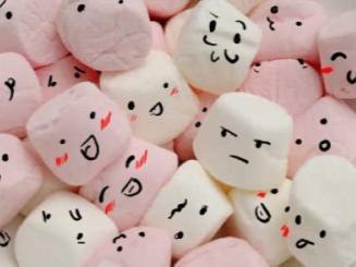 10.春天的微风充满了朋友，怀抱的朋友在你身边。