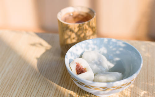 12.家庭是一项社会发明，其任务是将生物人转变为社会人。