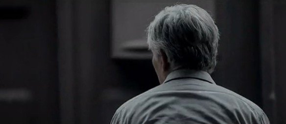 11.父亲的爱是源源不断的水，即使多年的尘埃，也能使您的情感保持纯净而干净。