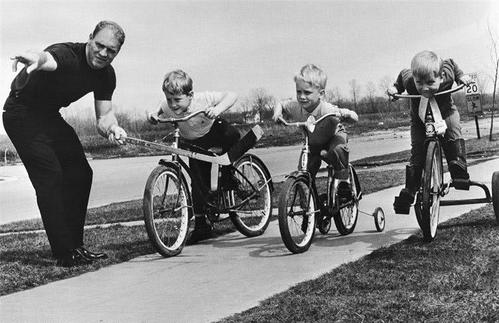 10.父亲的爱就像春天的雨，顺滑而沉默；父亲的爱就像一座山，厚重而无语；父亲的爱像大海，广阔无边。父亲的爱就像繁星点点的天空。愿所有朋友的父亲们平安安康。