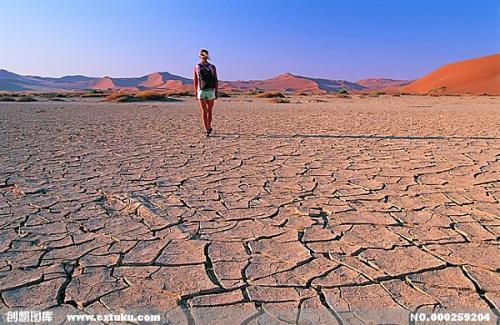 11.在路上遇到一个陌生人,彼此微笑,结识了。桌子太热了,麻将正好,浑浊的!请注意防暑!