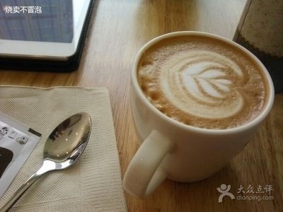 10.借些夏天的雨来滋润您灿烂的笑脸；吹拂一阵凉风，吹散忙碌的疲劳；打开清澈的春天，给您带来幸福的甜蜜。发凉，祝您夏天凉爽！愿您每天幸福快乐！