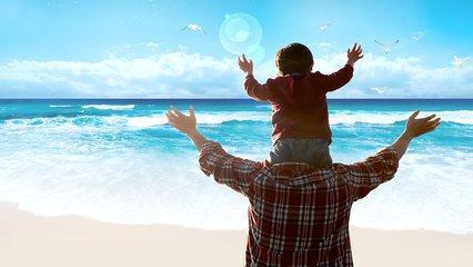 10.在昏暗的月光下，我完全默默地读了我的父亲。在我的梦中，我看到他对我微笑。他身后的背景是一棵大树，在暴风雨中保护着一棵脆弱的树。小树...