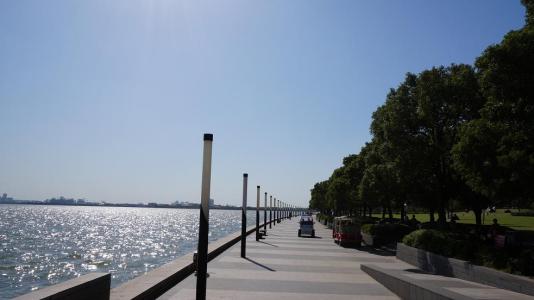 11.世界上最美丽的脸是微笑的脸，快乐的人是最美丽的。世界上最美丽的面孔是微笑的面孔，而快乐的人则是最美丽的面孔。