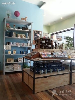 11.雪花飞舞，在寂寞的风中快乐地跳舞。晶莹的雪花深情地温暖着我的心。在凄凉的回忆中，由于你，它们变得更加美丽。您可以看到天空中的雪。 ，就是我，为你点燃的烟花，愿你的未来灿烂美丽，我的朋友，这是我对你的永恒祝福