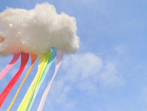 12.丽水春天来了，摘草莓既优雅又有趣。一只小狗蹲在棚子前，两只喜pies唱着高高的棍子。在一万个绿色灌木丛中，有一点红色，它是春季的第一个健康水果；糖醋汁味道鲜美，适合所有年龄段。