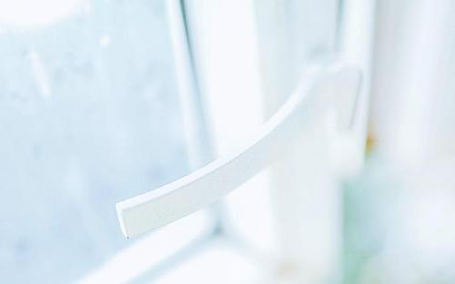 12.后来很亲密的人走到了另一边，时间使他们可悲地疏远了。他们见面后，语言就迫不及待地想要测量距离。人们似乎已经习惯了这一点，生活比这更残酷。