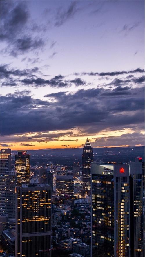 10.家庭感情是雨后花蜜的滴落，滋养了原本贫瘠的土壤。