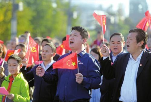 10.我的祝福是每一秒钟，而我的关心总是在你身边。愿我的祝福随风轻拂，顺着柔和的水漂流，到达你的心，温暖我们的友谊，国庆复活节快乐。