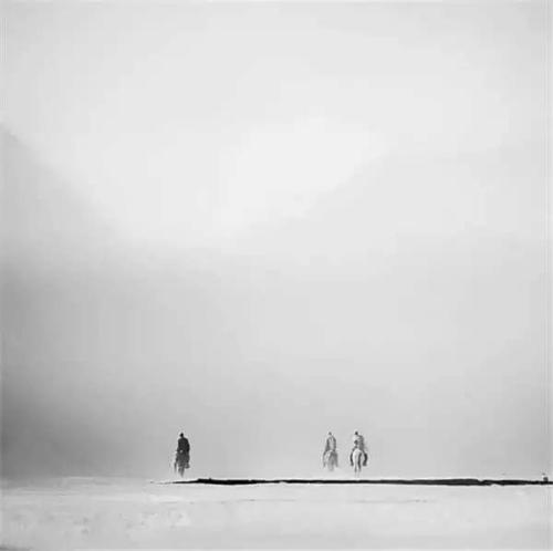 10.仅考虑金钱的婚姻是荒谬的，而不考虑金钱的婚姻是愚蠢的。