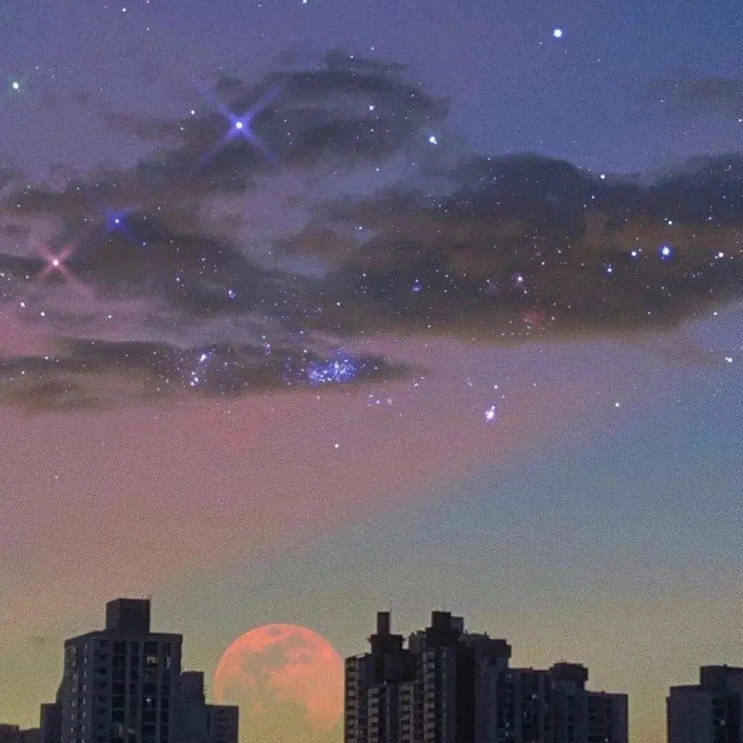 12.当我们不再上学，不再有寒假和暑假时，当我们不再有时间陪伴父母时，当我们觉得应该陪伴他们时，他们已经老了。