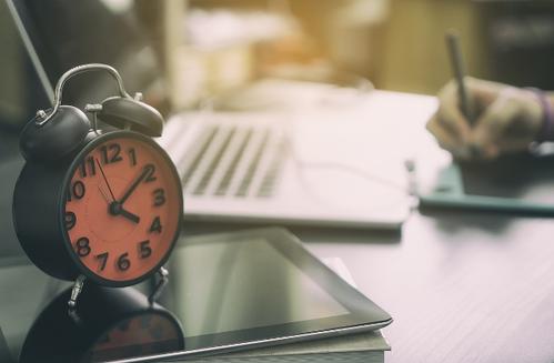 11.一家国内游戏公司雇用了一名日本人担任主管。在工作的第一天，他对下属说：我是一个加班狂，我希望每个人都能与我合作。一个月后他回到日本。最后一句话是：这样加班是不人道的。