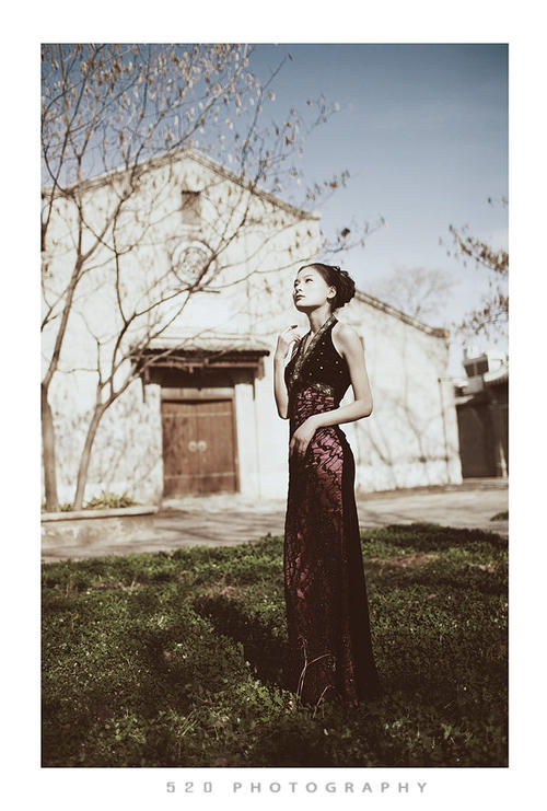 9，天空是冷的，寒冷的是用尽的，荒地是旧的，世间的沧桑爱哭泣，所以很难放弃的心是空的，想让它走，不能让白天，减轻眼泪，使眼泪干燥，被枕头犹豫。