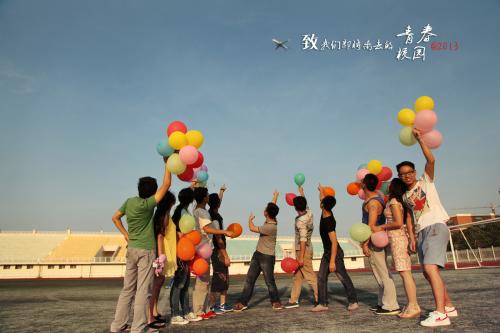 12.爱久已失去的温暖，在夕阳下放弃对你的微笑，嘈杂，褪色，迷失。